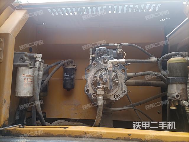 液压泵舱室正面整体（整机外观）