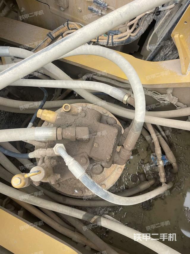 回转马达和主控阀（整机外观）