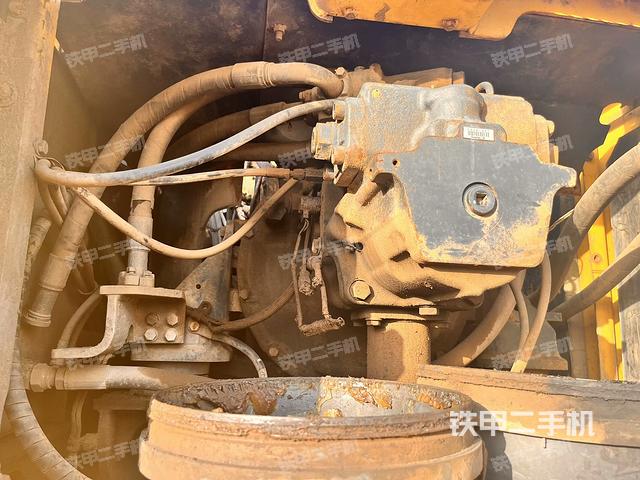 液压泵舱室正面整体（整机外观）