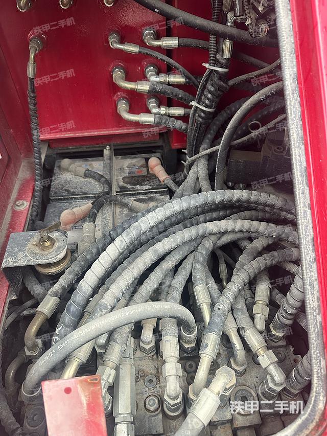 回转马达和主控阀（整机外观）