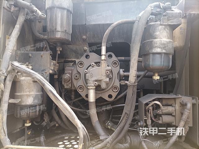 液压泵舱室正面整体（整机外观）