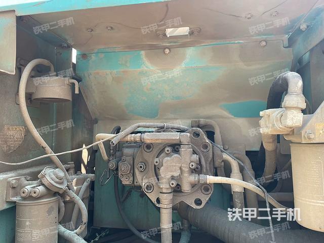 液压泵舱室正面整体（整机外观）