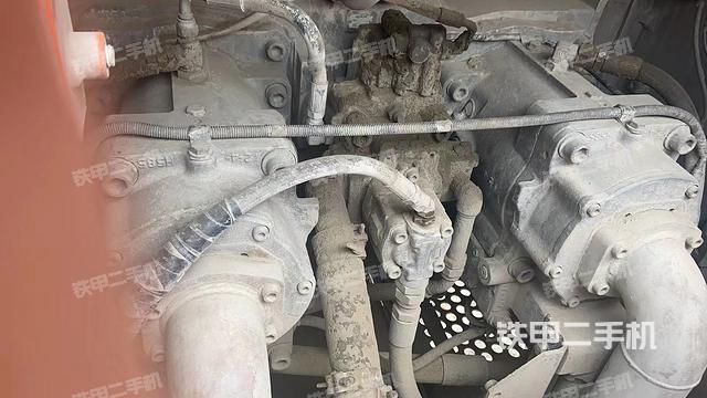 液压泵舱室正面整体（整机外观）