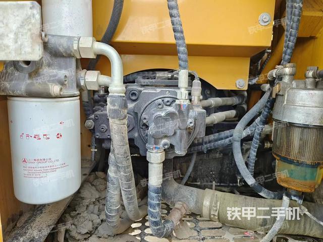 液压泵舱室正面整体（整机外观）