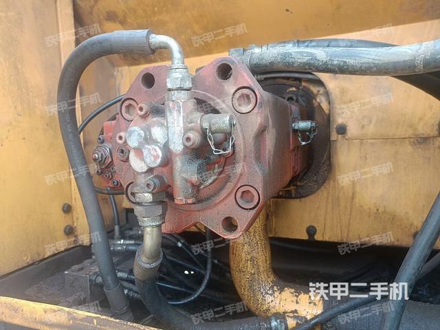 液压泵舱室正面整体（整机外观）