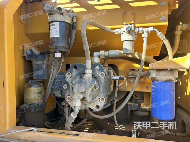 液压泵舱室正面整体（整机外观）