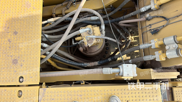 回转马达和主控阀（整机外观）