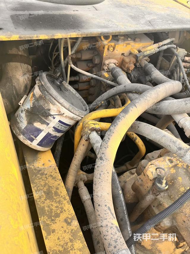 回转马达和主控阀（整机外观）