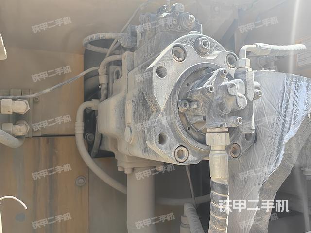 液压泵舱室正面整体（整机外观）