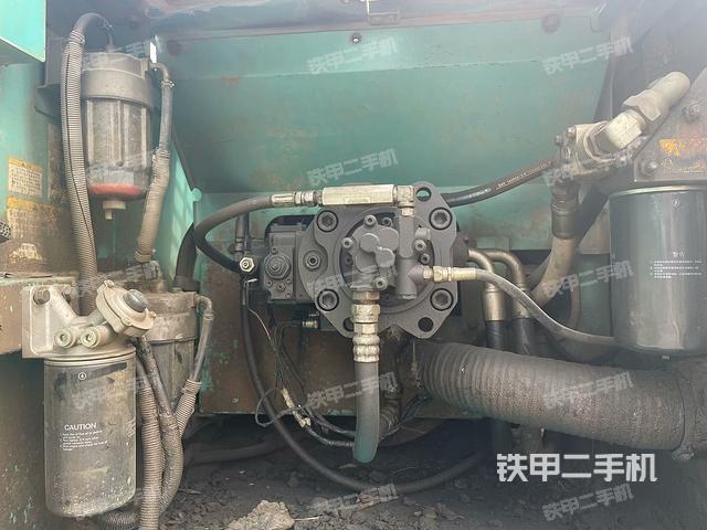 液压泵舱室正面整体（整机外观）