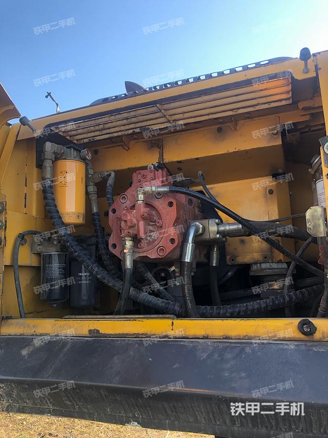 液压泵舱室正面整体（整机外观）