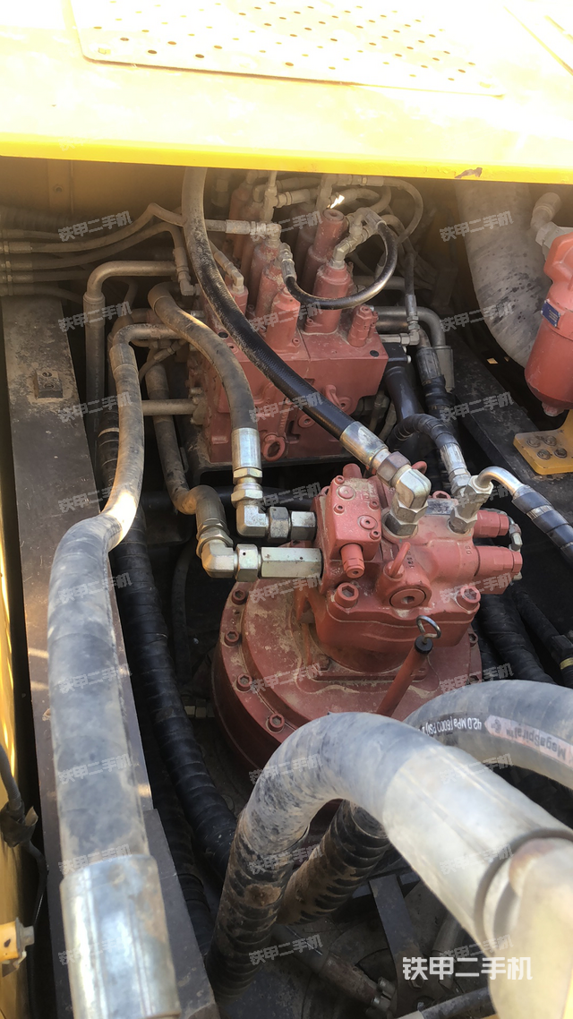 回转马达和主控阀（整机外观）