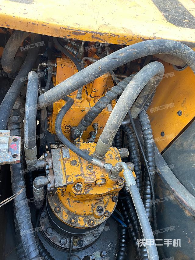 回转马达和主控阀（整机外观）