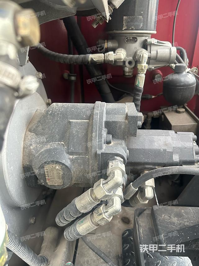 液压泵舱室正面整体（整机外观）