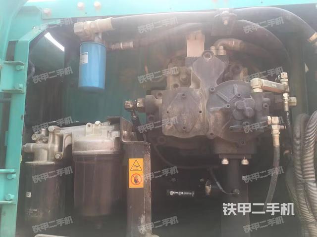 液压泵舱室正面整体（整机外观）