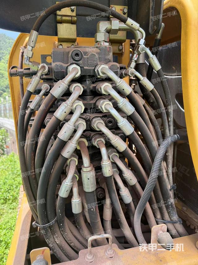 回转马达和主控阀（整机外观）