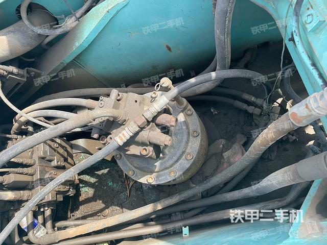 回转马达和主控阀（整机外观）