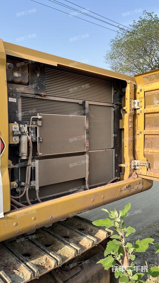 液压泵舱室正面整体（整机外观）