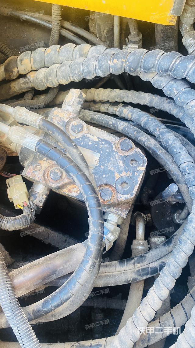 液压泵舱室正面整体（整机外观）