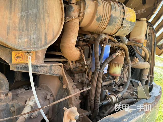 液压泵舱室正面整体（整机外观）