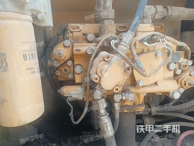 液压泵舱室正面整体（整机外观）