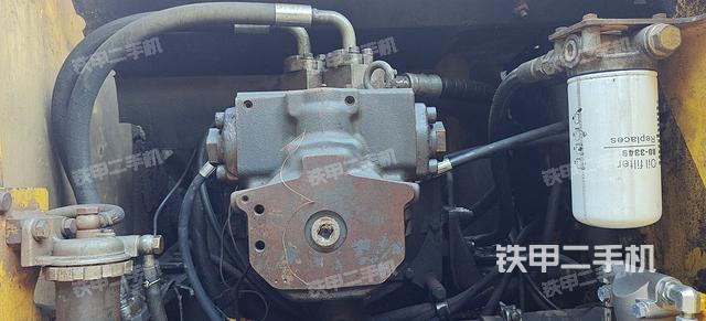 液压泵舱室正面整体（整机外观）