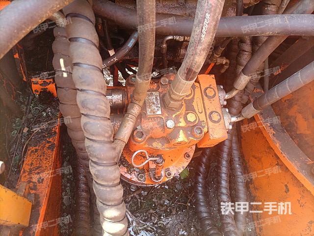 回转马达和主控阀（整机外观）