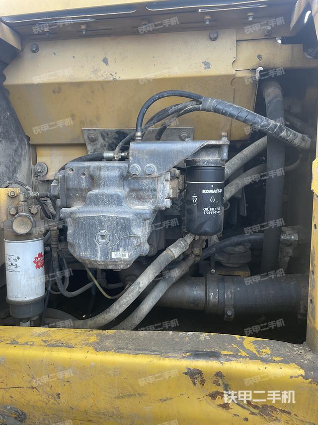 液压泵舱室正面整体（整机外观）