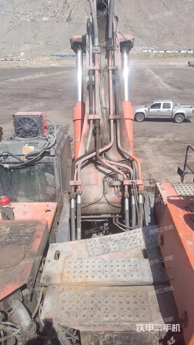 回转马达和主控阀（整机外观）