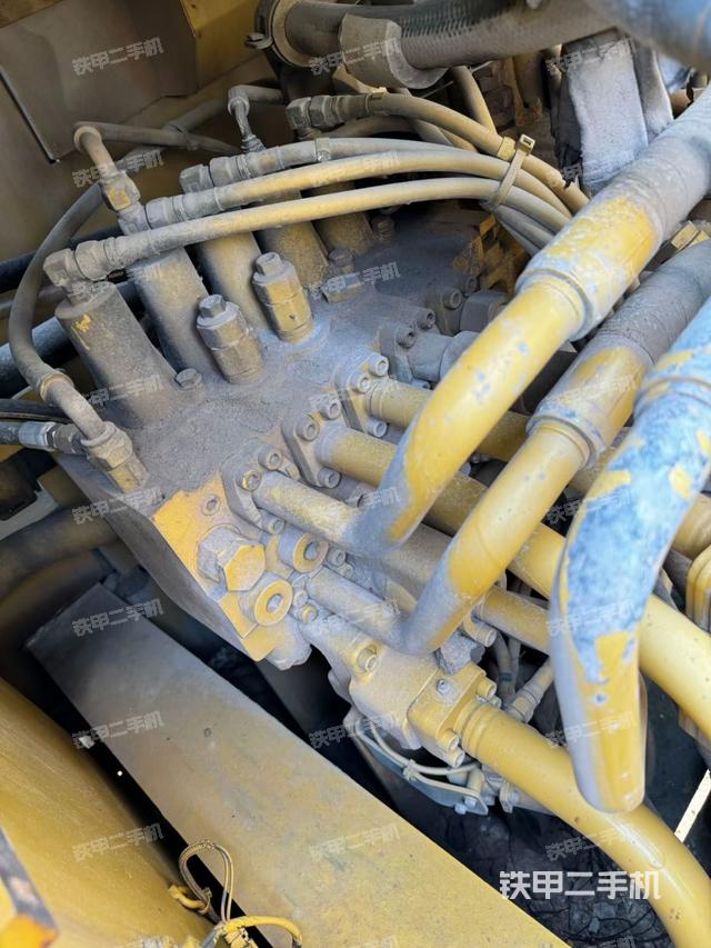 回转马达和主控阀（整机外观）