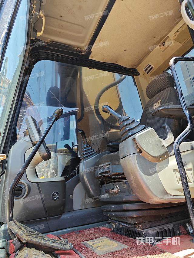 驾驶室顶部（整机外观）