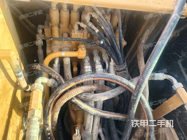 回转马达和主控阀（整机外观）