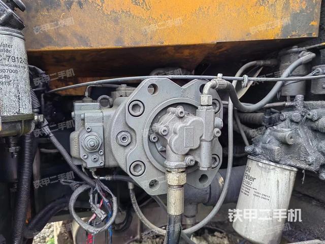 液压泵舱室正面整体（整机外观）