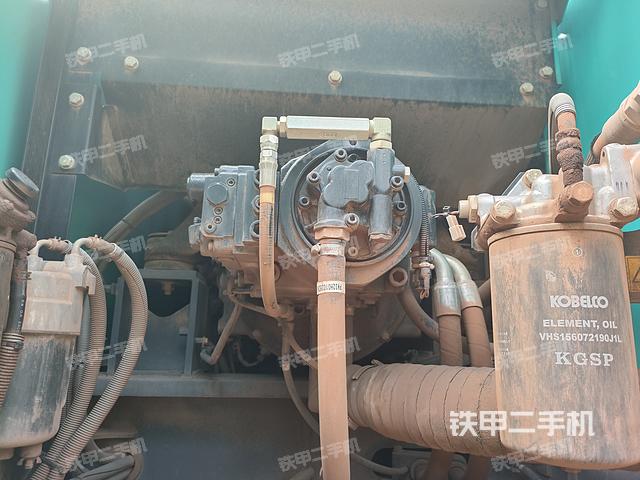 液压泵舱室正面整体（整机外观）