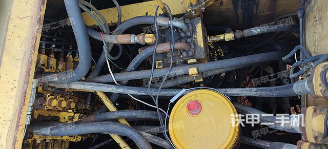 回转马达和主控阀（整机外观）