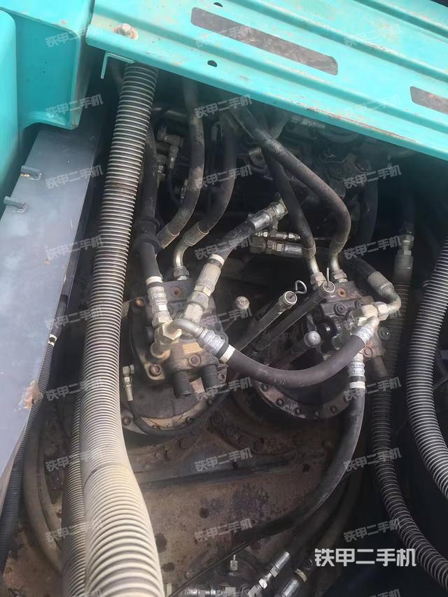 回转马达和主控阀（整机外观）