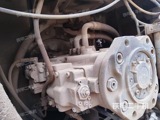 液压泵舱室正面整体（整机外观）