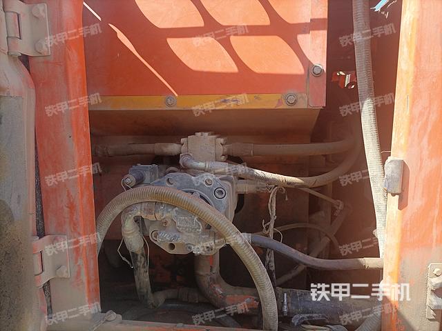 液压泵舱室正面整体（整机外观）