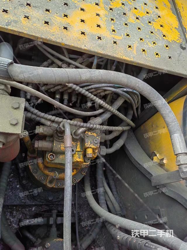 回转马达和主控阀（整机外观）