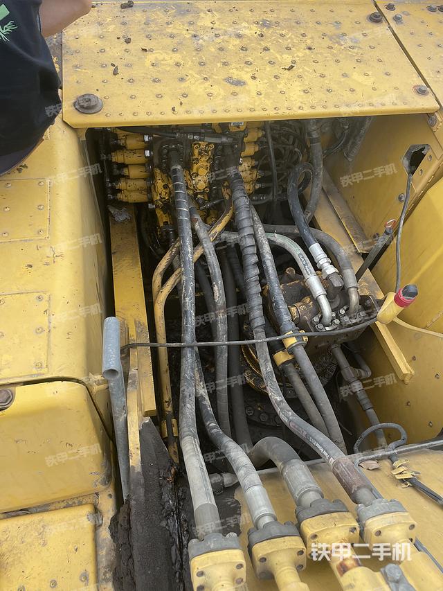 回转马达和主控阀（整机外观）