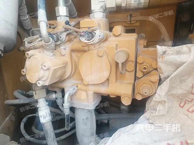 液压泵舱室正面整体（整机外观）