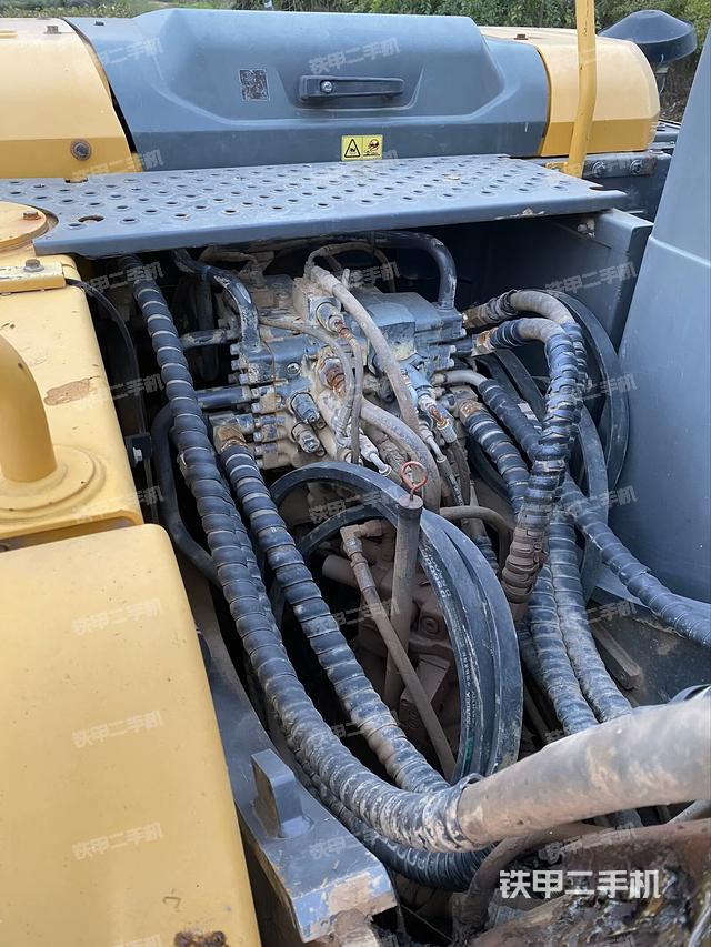 回转马达和主控阀（整机外观）