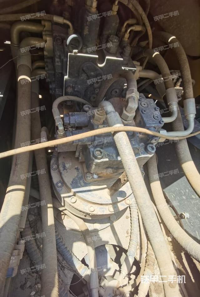 回转马达和主控阀（整机外观）