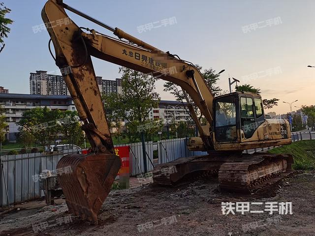 小松PC220LC-7挖掘机