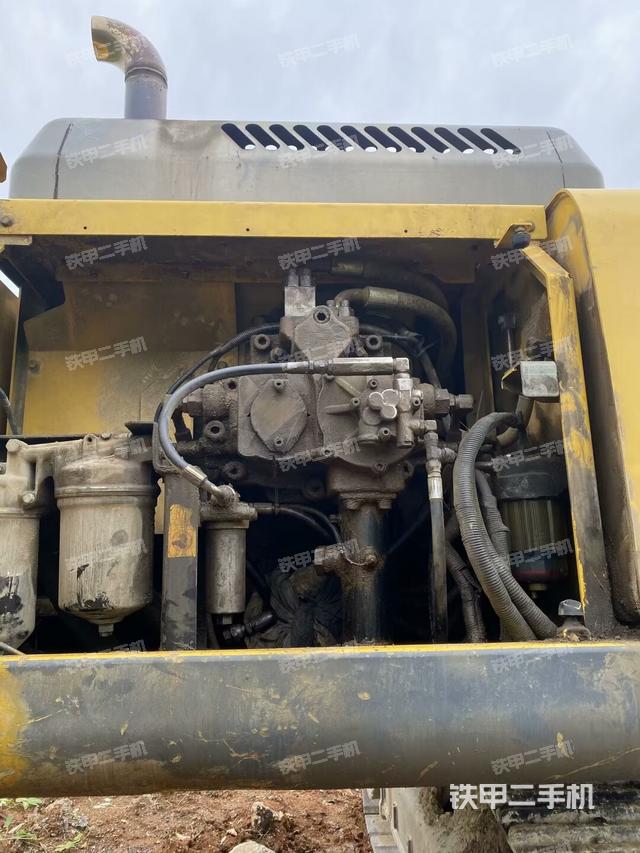 液压泵舱室正面整体（整机外观）