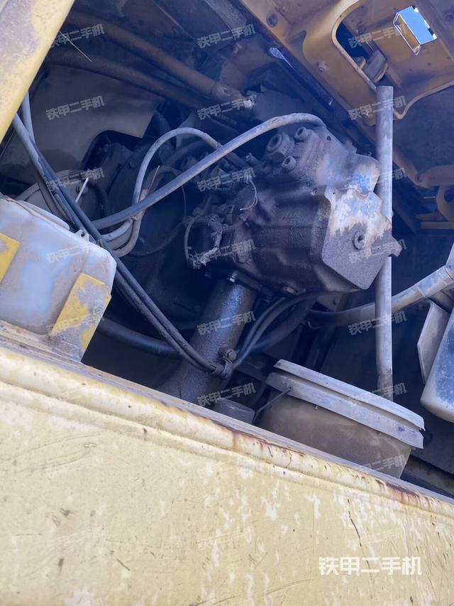 液压泵舱室正面整体（整机外观）