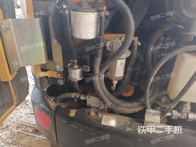 液压泵舱室正面整体（整机外观）