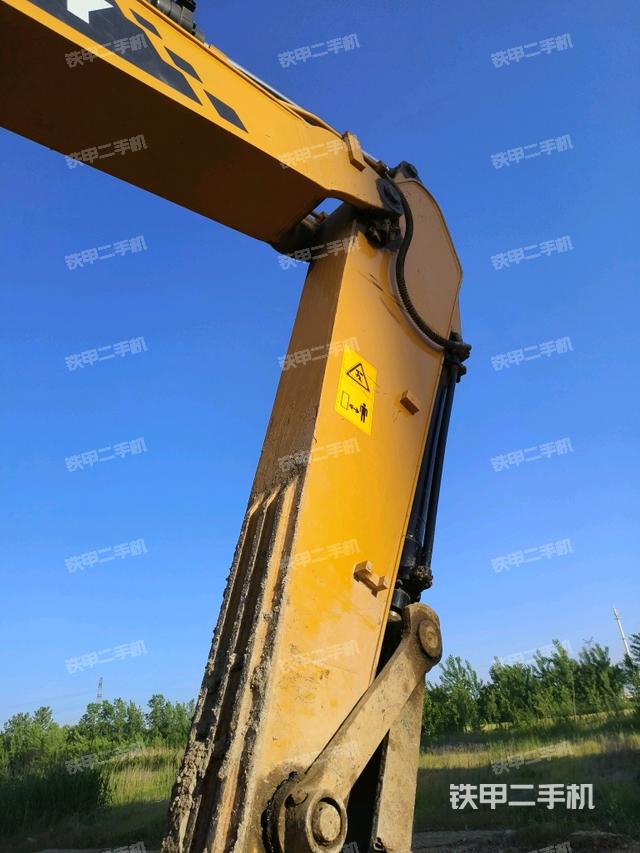 大臂油缸整体 竖拍（工作和回转装置）