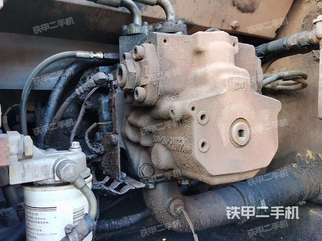 液压泵舱室正面整体（整机外观）