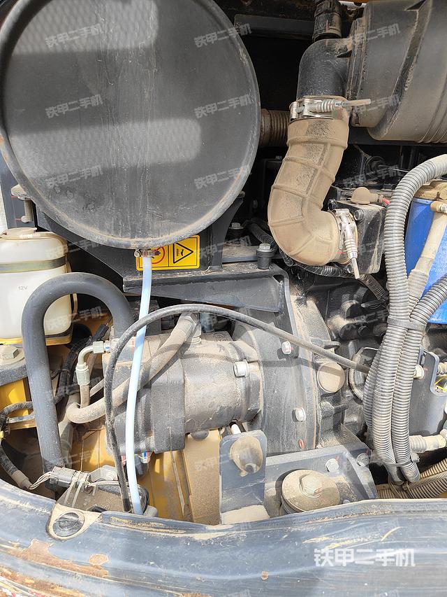 液压泵舱室正面整体（整机外观）